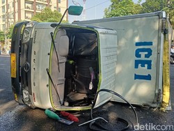Truk Boks Kirim Es Kristal ke Mangga Dua Surabaya Terguling di Jalan A Yani