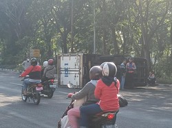 Truk Boks Terguling di Frontage Road Ahmad Yani