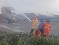 Truk Tangki Terbakar di Tol Tangerang-Merak, Lalin Dialihkan