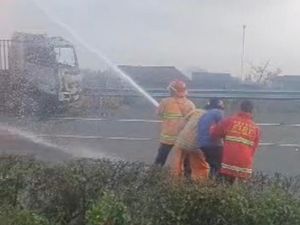 Truk Tangki Terbakar di Tol Tangerang-Merak, Lalin Dialihkan Truk Tangki Terbakar di Tol Tangerang-Merak, Lalin Dialihkan