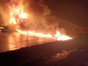 Penampakan Truk Tangki yang Terbakar di Tol Tangerang-Merak Penampakan Truk Tangki yang Terbakar di Tol Tangerang-Merak
