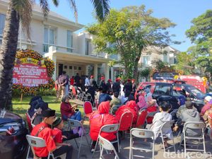 Suasana Duka Selimuti Rumah Mendiang Whisnu Sakti Buana Suasana Duka Selimuti Rumah Mendiang Whisnu Sakti Buana