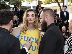 Momen Model Diusir Sekuriti di Festival Cannes karena Penampilannya Ekstrem Momen Model Diusir Sekuriti di Festival Cannes karena Penampilannya Ekstrem