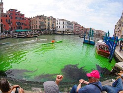 Heboh! Bukan Editan, Kanal Venesia Jadi Hijau Terang dan Menyala