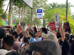 Detik-detik Keributan Jelang Sidang Haris dan Fathia