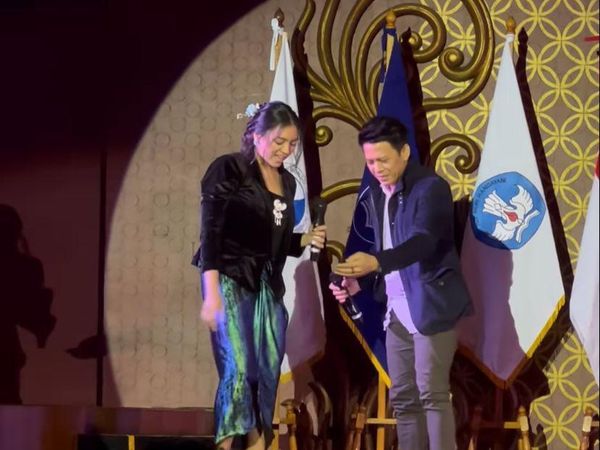 7 Momen Ariel NOAH Hadiri Kelulusan Putrinya