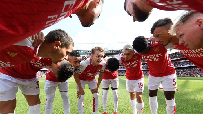 LONDON, ENGLAND - MAY 28: Players of Arsenal huddle prior to  the Premier League match between Arsenal FC and Wolverhampton Wanderers at Emirates Stadium on May 28, 2023 in London, England. (Photo by Stuart MacFarlane/Arsenal FC via Getty Images)