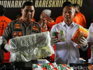 Bareskrim Rilis Kasus Sabu-Ekstasi, Belasan Tersangka Dipamerkan Bareskrim Rilis Kasus Sabu-Ekstasi, Belasan Tersangka Dipamerkan