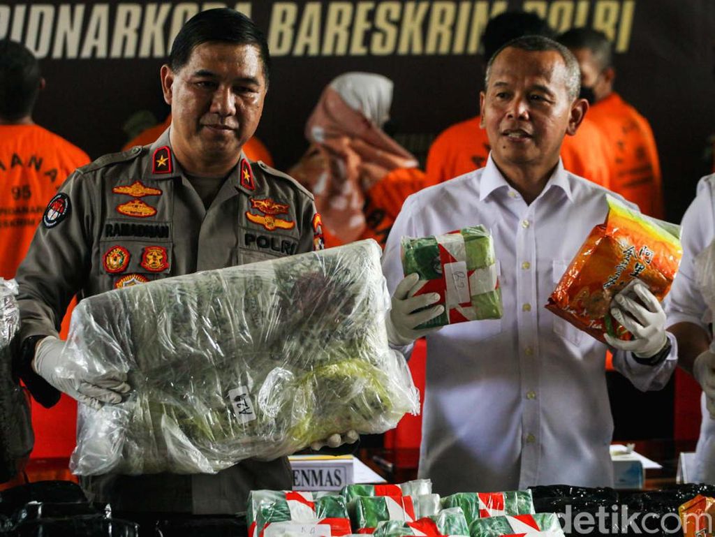 Bareskrim Rilis Kasus Sabu-Ekstasi, Belasan Tersangka Dipamerkan Bareskrim Rilis Kasus Sabu-Ekstasi, Belasan Tersangka Dipamerkan