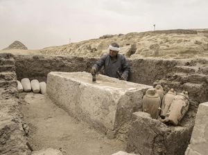 Bengkel Pembuatan Mumi dan Makam Kuno Ditemukan di Dekat Kairo