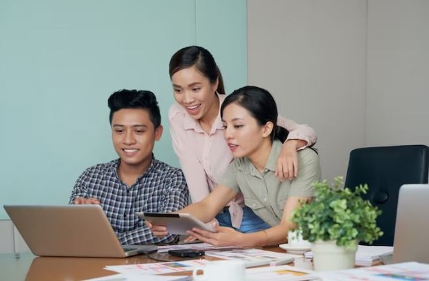 Berdialog dengan jujur dan ekspresif. foto freepik.com: pressfoto