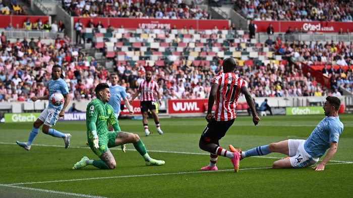 Soccer Football - Premier League - Brentford v Manchester City - Brentford Community Stadium, London, Britain - May 28, 2023 Brentfords Yoane Wissa in action with Manchester Citys Ederson REUTERS/Dylan Martinez EDITORIAL USE ONLY. No use with unauthorized audio, video, data, fixture lists, club/league logos or live services. Online in-match use limited to 75 images, no video emulation. No use in betting, games or single club /league/player publications.  Please contact your account representative for further details.
