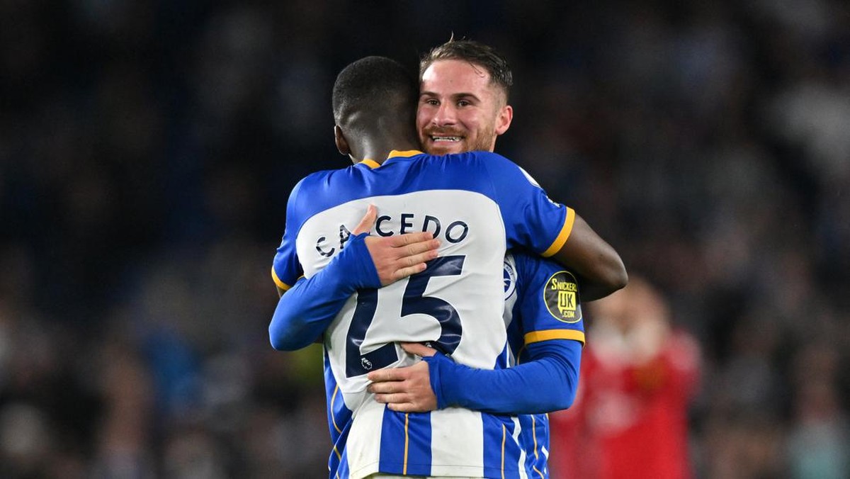 Momen Alexis Mac Allister dan Moises Caicedo berpelukan. (Foto: AFP via Getty Images/GLYN KIRK )
