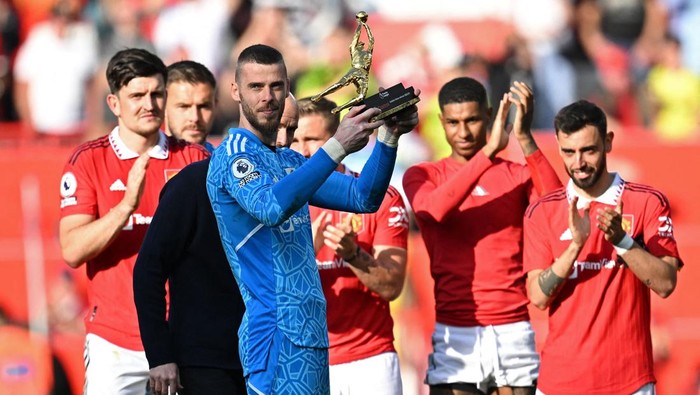 Manchester Uniteds Spanish goalkeeper David de Gea is applauded by teammates as he holds up the golden glove trophy, for the most clean sheets in the season after the English Premier League football match between Manchester United and Fulham at Old Trafford in Manchester, north west England, on May 28, 2023. Man Utd won the game 2-1. (Photo by Paul ELLIS / AFP) / RESTRICTED TO EDITORIAL USE. No use with unauthorized audio, video, data, fixture lists, club/league logos or live services. Online in-match use limited to 120 images. An additional 40 images may be used in extra time. No video emulation. Social media in-match use limited to 120 images. An additional 40 images may be used in extra time. No use in betting publications, games or single club/league/player publications. /  (Photo by PAUL ELLIS/AFP via Getty Images)