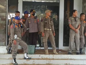 Geram Warga Lemparkan Lumpur Kantor Bupati Tator gegara Jalan Rusak 17 Tahun Geram Warga Lemparkan Lumpur Kantor Bupati Tator gegara Jalan Rusak 17 Tahun