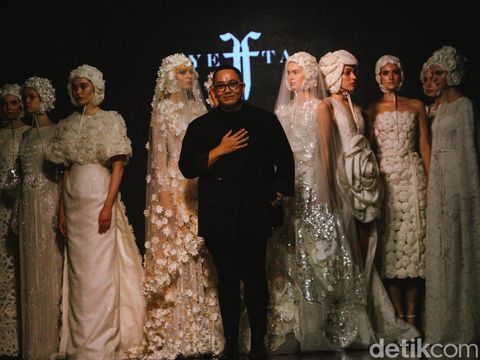 Desainer Yefta Gunawan memperlihatkan koleksi terbaru di Enchanted Moments an exquisite Wedding Fair (EMWF) di ballroom St. Regis, Jakarta (28/5/2023).