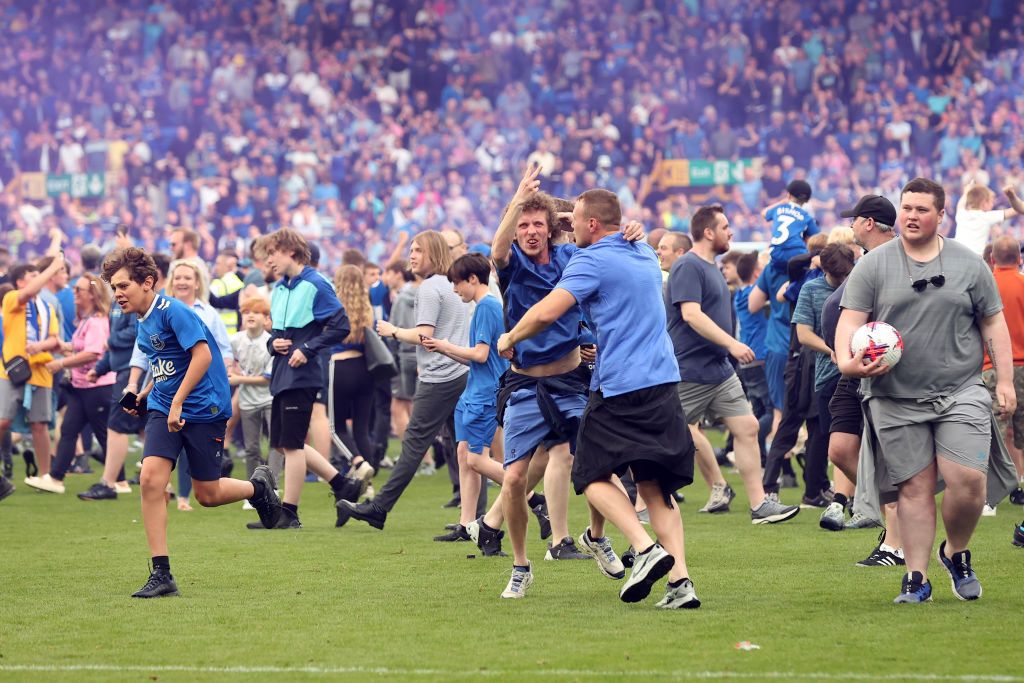 LIVERPOOL, ENGLAND - MAY 28: Everton supporters invade the pitch after the Premier League match between Everton FC and AFC Bournemouth at Goodison Park on May 28, 2023 in Liverpool, England. (Photo by James Gill - Danehouse/Getty Images)