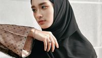 8 Gaya Hijab Inara Rusli yang Jadi Tren Usai Buka Cadar, Bikin Pipi Tirus