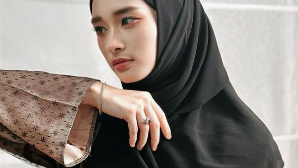 8 Gaya Hijab Inara Rusli yang Jadi Tren Usai Buka Cadar, Bikin Pipi Tirus