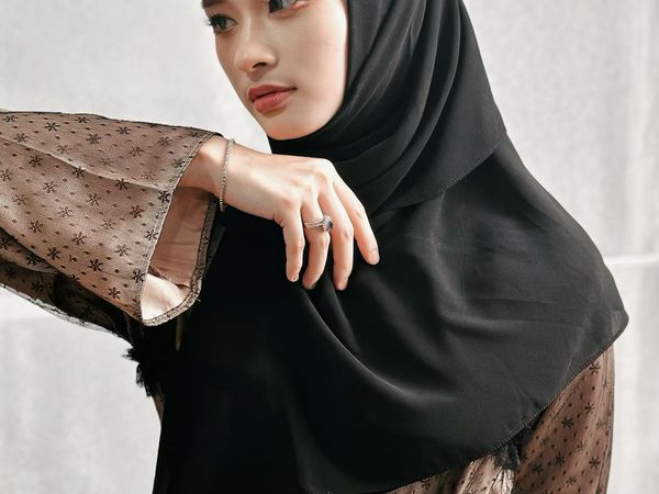 8 Gaya Hijab Inara Rusli yang Jadi Tren Usai Buka Cadar, Bikin Pipi Tirus