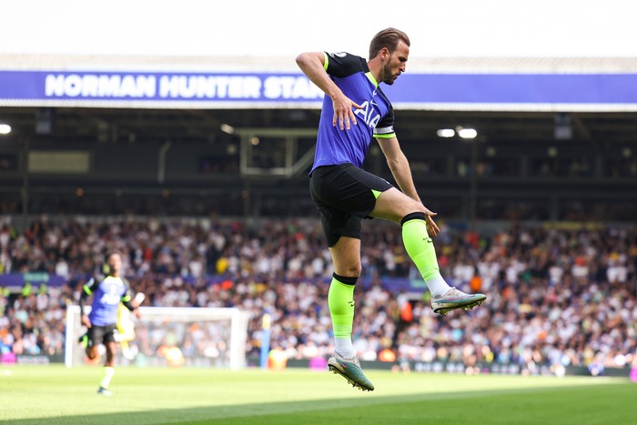 LEEDS, ENGLAND - MAY 28: Harry Kane of Tottenham Hotspur celebrates after scoring a goal to make it 0-1 during the Premier League match between Leeds United and Tottenham Hotspur at Elland Road on May 28, 2023 in Leeds, United Kingdom. (Photo by Robbie Jay Barratt - AMA/Getty Images)