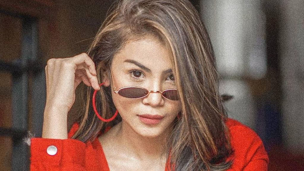 7 Foto Istri Komika Tanah Air yang Punya Paras Cantik & Gaya Stylish 7 Foto Istri Komika Tanah Air yang Punya Paras Cantik & Gaya Stylish