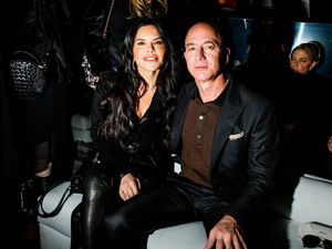Bersiap Jadi Istri Jeff Bezos, Lauren Sanchez Bawa Gelas Kopi Rp 95 Juta Bersiap Jadi Istri Jeff Bezos, Lauren Sanchez Bawa Gelas Kopi Rp 95 Juta
