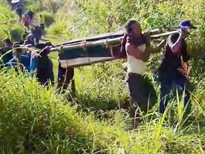 Jenazah Ditandu 15 Km, Camat Minta Pemkab Mamasa Perbaiki Jalan Desa Salukona Jenazah Ditandu 15 Km, Camat Minta Pemkab Mamasa Perbaiki Jalan Desa Salukona