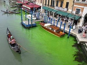 Penyebab Kanal Venesia Jadi Hijau Terang, Bahayakah?
