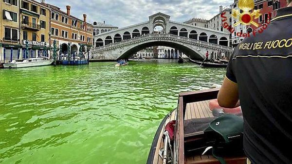 Waduh, Kanal di Venesia Mendadak Berubah Hijau
