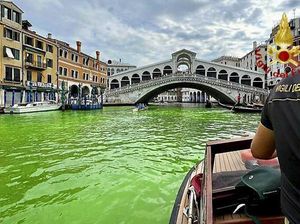 Waduh, Kanal di Venesia Mendadak Berubah Hijau