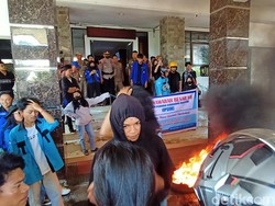 Demo di Toraja Ricuh, Kantor Bupati Dikotori Lumpur