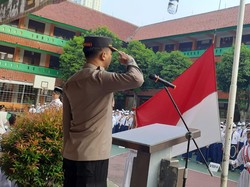Pimpin Upacara di SMP, Kapolsek Kebayoran Baru Imbau Siswa Tak Tawuran