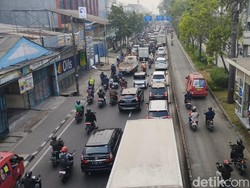 Lalin Jl Daan Mogot Jakbar Macet, Motor-Mobil Terobos Jalur TransJ