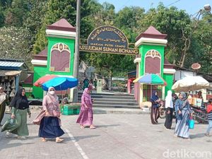 Berburu Ketan Kuning saat Peringatan Haul Sunan Bonang di Lasem Rembang Berburu Ketan Kuning saat Peringatan Haul Sunan Bonang di Lasem Rembang