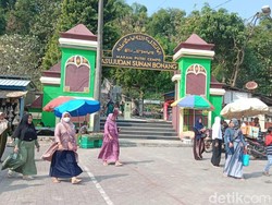 Berburu Ketan Kuning saat Peringatan Haul Sunan Bonang di Lasem Rembang