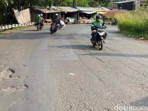 Jalan Penghubung Margaasih-Bandung Rusak Bikin Mumet Pengendara