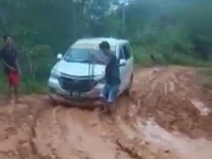Penampakan Jalan Rusak Bikin Warga Lemparkan Lumpur ke Kantor Bupati Tator