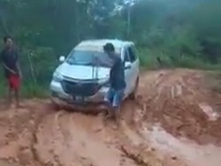 Penampakan Jalan Rusak Bikin Warga Lemparkan Lumpur ke Kantor Bupati Tator