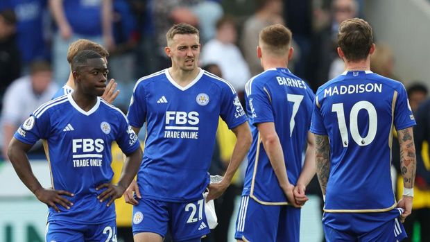 LEICESTER, ENGLAND - MAY 28: Dejected Leicester City players after Leicester City are relegated from the Premier League after the Premier League match between Leicester City and West Ham United at The King Power Stadium on May 28, 2023 in Leicester, United Kingdom. (Photo by James Williamson - AMA/Getty Images)
