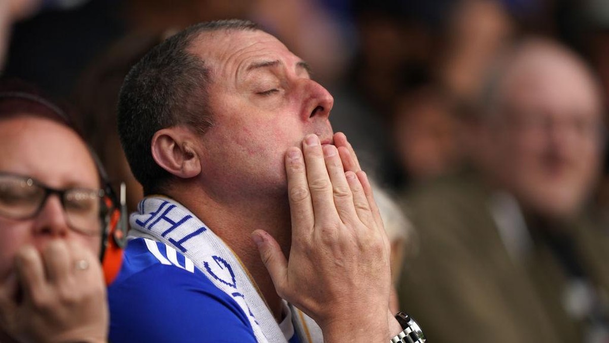 Suporter Leicester sedih melihat timnya terdegradasi musim ini. Foto: PA Images via Getty Images/Joe Giddens - PA Images