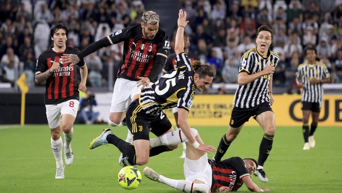 TURIN, ITALY - MAY 28: Adrien Rabiot of Juventus FC competes for the ball during the Serie A match between Juventus and AC MIlan at Allianz Stadium on May 28, 2023 in Turin, Italy. (Photo by Giuseppe Cottini/Getty Images)