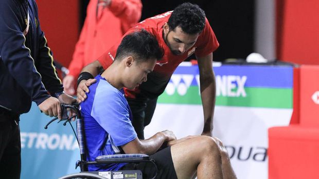 Christian Adinata cedera lutut saat melawan HS Prannoy di semifinal Malaysia Masters 2023.