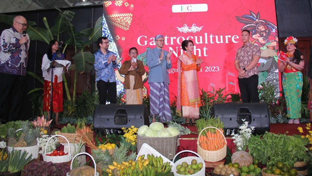 Mengenalkan Berbagai Makanan Nusantara ke Dunia Mengenalkan Berbagai Makanan Nusantara ke Dunia