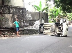 Mobil Terguling saat Jalan Menurun di Jaksel, Sopir Ternyata Baru Belajar