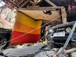 Detik-detik Mobil Tabrak 2 Warga di Sukabumi