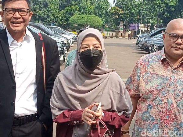 Natasha Rizki Membumi dan Desta Serba Hitam di Sidang Perdana Cerai