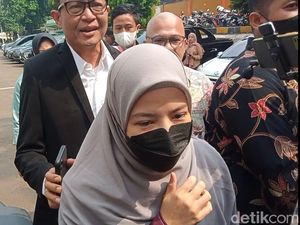 Isak Tangis Natasha Rizki Bantah Fitnah Desta Selingkuh dengan Gege Elisa Isak Tangis Natasha Rizki Bantah Fitnah Desta Selingkuh dengan Gege Elisa