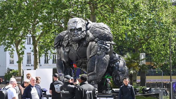 Patung Raksasa Transformers Mejeng di London