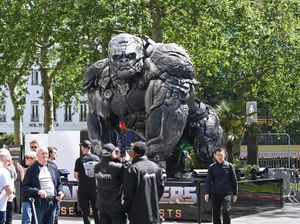 Patung Raksasa Transformers Mejeng di London